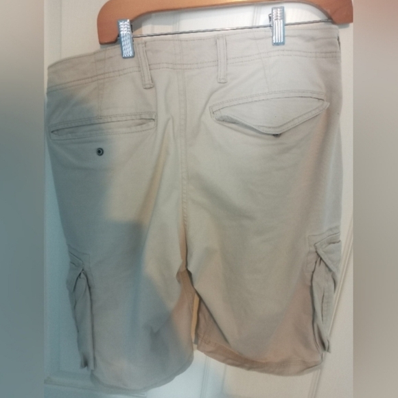 New Men's GAP Tan Cargo Shorts Size 31 - Picture 2 of 4